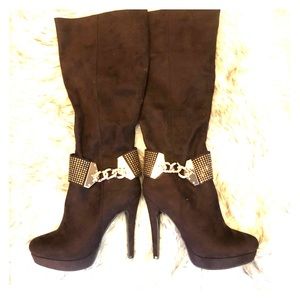 Brown Swede zip up boots